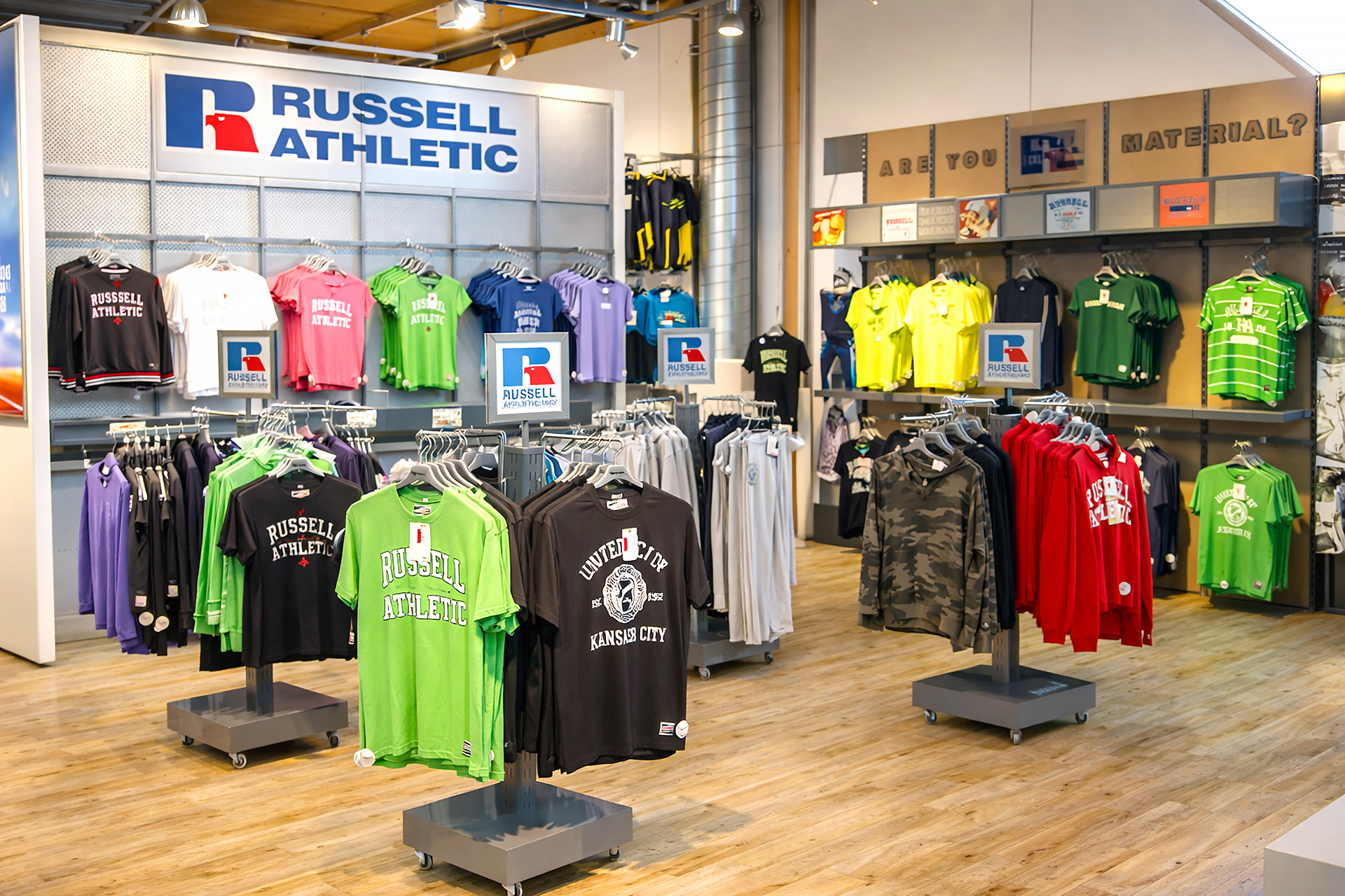 Russell Athletic - vybavení obchodu, design obchodu