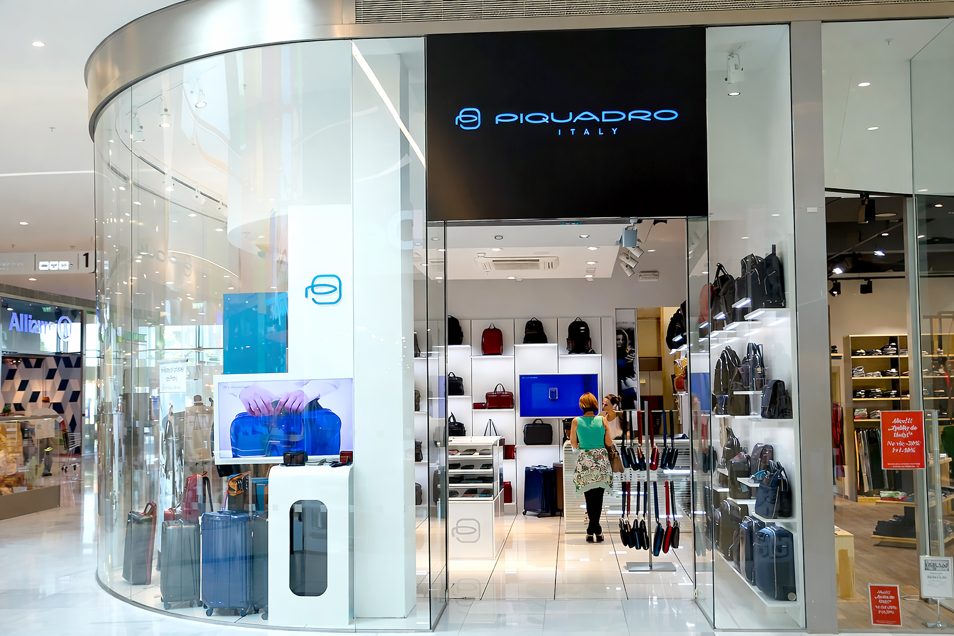 Design obchodu Piquadro - Centrum Černý Most